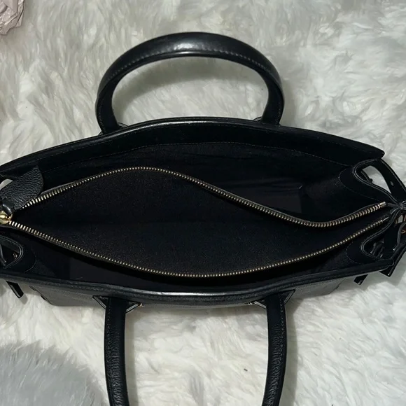 Beautiful bag!! Almost new worn 3X - Picture 7 of 7